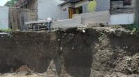 MediaPantura.com | Tiga Rumah dan Satu Warung Di Kelurahan Ledok Kulon Di Terjang Abrasi Sungai Bengawan Solo