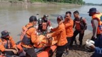 MediaPantura.com | Tim BPBD Bojonegoro Evakuasi Korban Tenggelam di Sungai Bengawan Solo