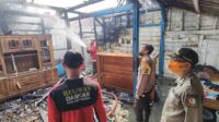 MediaPantura.com|Petugas Gabungan Bantu Padamkan Api Yang Membakar Rumah Milik Warga di Kasiman