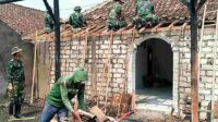 MediaPantura.com | Peduli Korban Musibah Kebakaran, Babinsa Sumberrejo Bojonegoro bantu Perbaiki Rumah Warga Jatigede