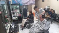 MediaPantura.com | Berdayakan UMKM, Relawan Bolone Gus Muhaimin Bojonegoro Adakan Pangkas Rambut Gratis